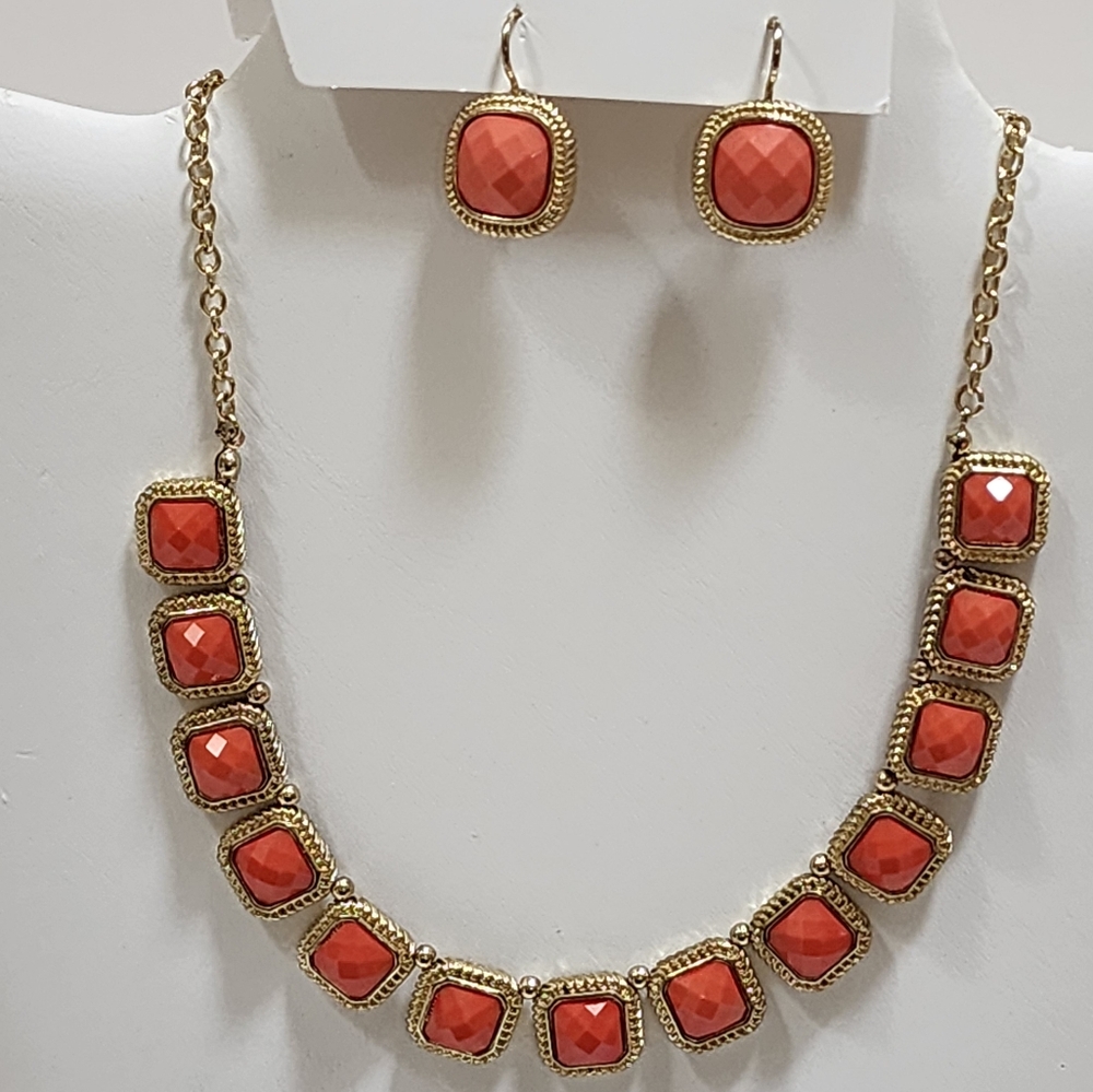 NECKLACE AND EARRING SET IN CORAL TONES WITH GOLD. NWOT BEAUTIFUL SPRING/SUMMER